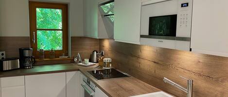 雪櫃、微波爐、焗爐、洗碗機