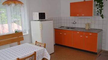 Kühlschrank, Mikrowelle, Herdplatte, Wasserkocher mit Kaffee-/Teezubehör