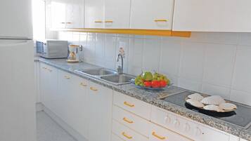 Een koelkast, een kookplaat, een koffiezetapparaat/waterkoker