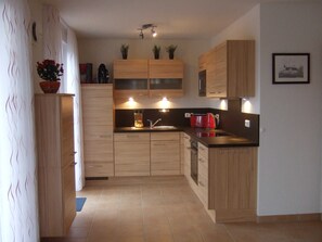 Kjøleskap, mikrobølgeovn, ovn og oppvaskmaskin