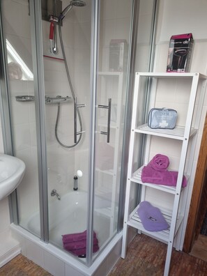 Douche, sèche-cheveux, papier toilette