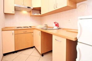 Fridge, stovetop, coffee/tea maker, cookware/dishes/utensils - Holiday apartment with air conditioning (Baška)
