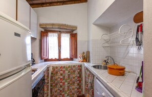 Réfrigérateur, micro-ondes, plaque de cuisson, cafetière/bouilloire