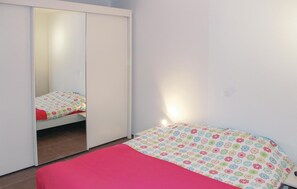 2 bedrooms, travel crib, free WiFi