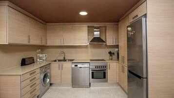 Een koelkast, een oven, een kookplaat, een vaatwasser