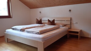 2 bedrooms, travel cot, WiFi, bed sheets