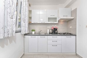 Kühlschrank, Mikrowelle, Herdplatte, Wasserkocher mit Kaffee-/Teezubehör