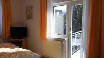 1 bedroom, bed sheets