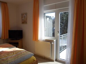 1 bedroom, bed sheets - Pension Gästehaus Ehrenberg Double Room 6 with Balcony - Gästehaus Ehrenberg (Altenau)