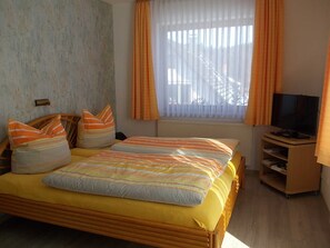 1 bedroom, bed sheets