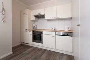 Køleskab, ovn, opvaskemaskine, kaffe-/temaskine