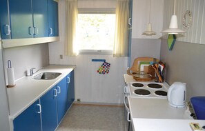 Køleskab, kogeplade, kaffe-/temaskine, køkkentøj/tallerkener/redskaber