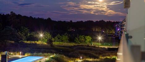 من حمّامات السباحة المغطاة