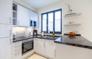 Kühlschrank, Mikrowelle, Herdplatte, Geschirrspüler