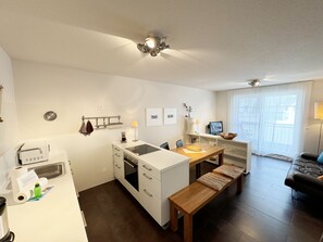 Refrigerador, microondas, horno y lavavajillas 