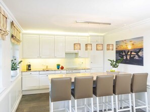 Kühlschrank, Ofen, Geschirrspüler, Wasserkocher mit Kaffee-/Teezubehör