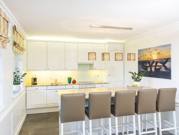 Unclassified image, 1 of 11, button