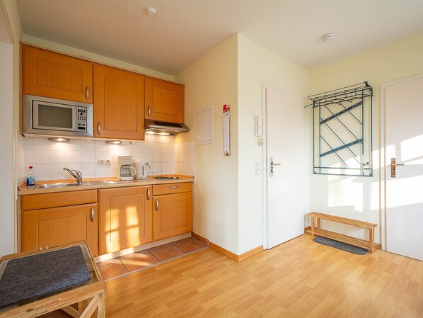 Køleskab, kaffe-/temaskine, elkedel, brødrister