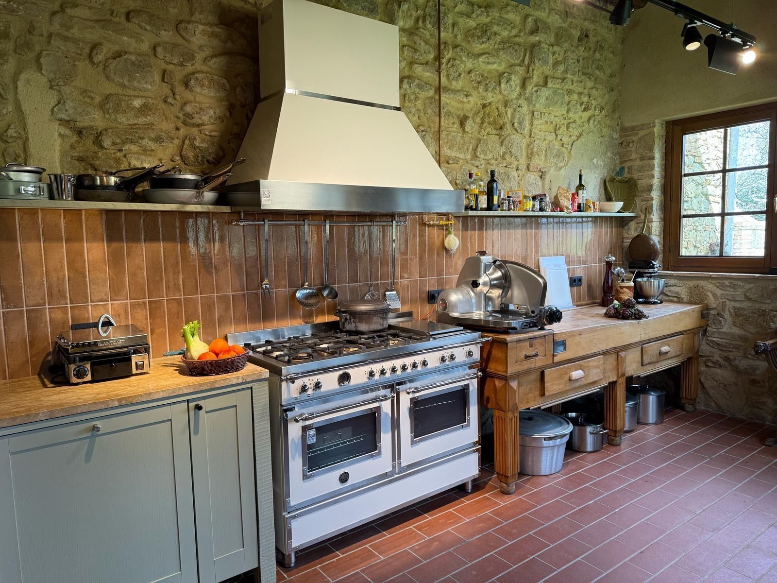 Kühlschrank, Ofen, Geschirrspüler, Wasserkocher mit Kaffee-/Teezubehör