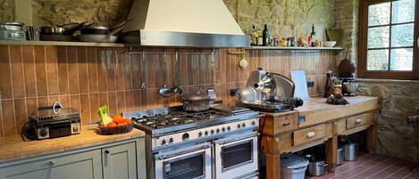 Kühlschrank, Ofen, Geschirrspüler, Wasserkocher mit Kaffee-/Teezubehör