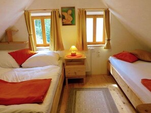 3 bedrooms, desk, travel cot, WiFi