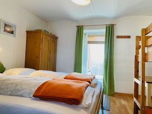 3 bedrooms, desk, travel cot, WiFi