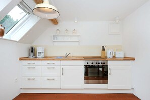 Kühlschrank, Ofen, Wasserkocher mit Kaffee-/Teezubehör, Wasserkocher