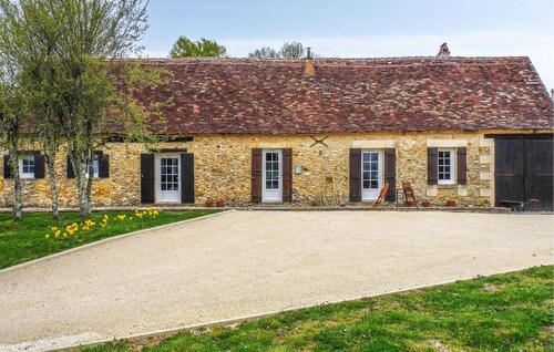 Nice home in Eglise Neuve D'Issac