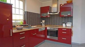 Een koelkast, een magnetron, een oven, een vaatwasser