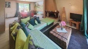 A living room with a sofa, a coffee table, a fireplace, and a television. - Awesome home in Tourbes (Tourbes)