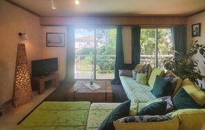 Télévision, cheminée, baby-foot