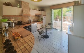 Fridge, microwave, stovetop, dishwasher - Awesome home in Tourbes (Tourbes)