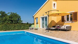 A swimming pool with a yellow house in the background. - Gorgeous home in Butkovici (Butkovici)