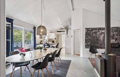 Schönes Haus in Brovst mit Innenpool