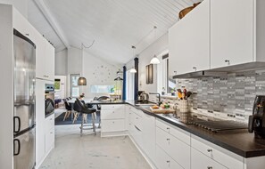 Fridge, stovetop, dishwasher, coffee/tea maker - 4 bedroom cozy home in Brovst (Brovst)