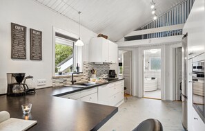 Réfrigérateur, four à micro-ondes, surface de cuisson, lave-vaisselle