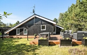 Outdoor dining - 4 bedroom cozy home in Brovst (Brovst)