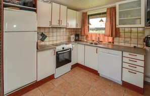 Refrigerador, parrilla de estufa, lavavajillas y cafetera y tetera 