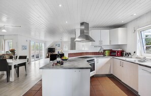 Kylskåp, mikrovågsugn, spishäll och diskmaskin