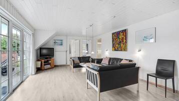 Fernseher, Kamin, DVD-Player, Tischtennisplatte