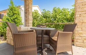 Outdoor dining - Cozy home in Betina with WiFi (Betina)