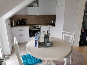 Kylskåp, mikrovågsugn, ugn och diskmaskin