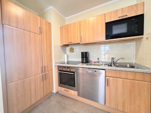 Kühlschrank, Mikrowelle, Ofen, Geschirrspüler
