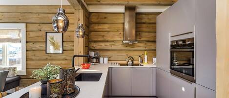 Kjøleskap, kokeplater, oppvaskmaskin og kaffetrakter/tekoker