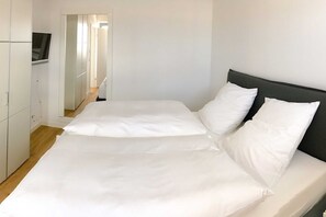 2 bedrooms, desk, WiFi, bed sheets