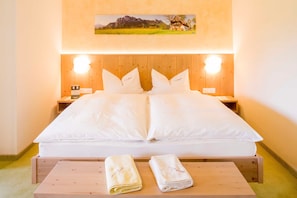 1 bedroom, in-room safe, desk, travel cot