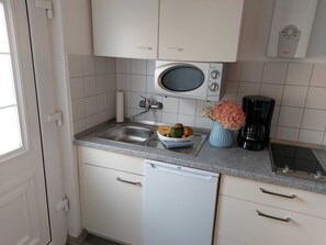 Køleskab, mikrobølgeovn, kaffe-/temaskine, elkedel
