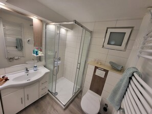 Dusche, Haartrockner, Seife, Toilettenpapier