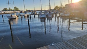 Un puerto deportivo con varias embarcaciones amarradas a muelles de madera.