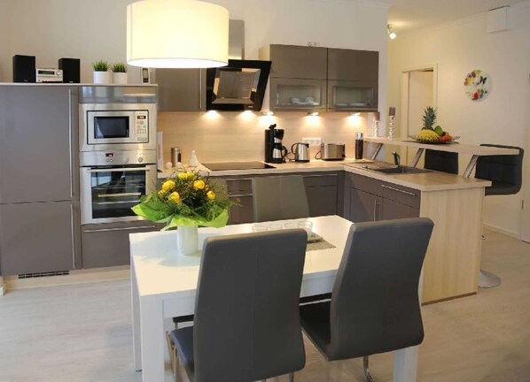 Réfrigérateur, micro-ondes, four, lave-vaisselle